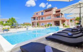 Amazing apartment in Grebastica with Outdoor swimming pool, Jacuzzi and 2 Bedrooms